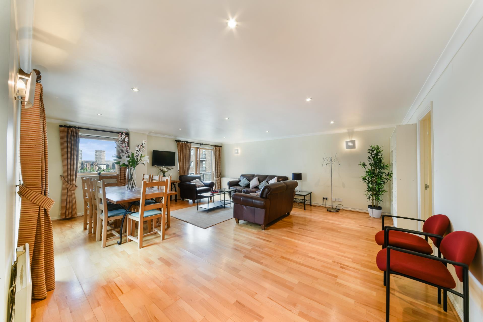 Flat Meridian Place in Greater London