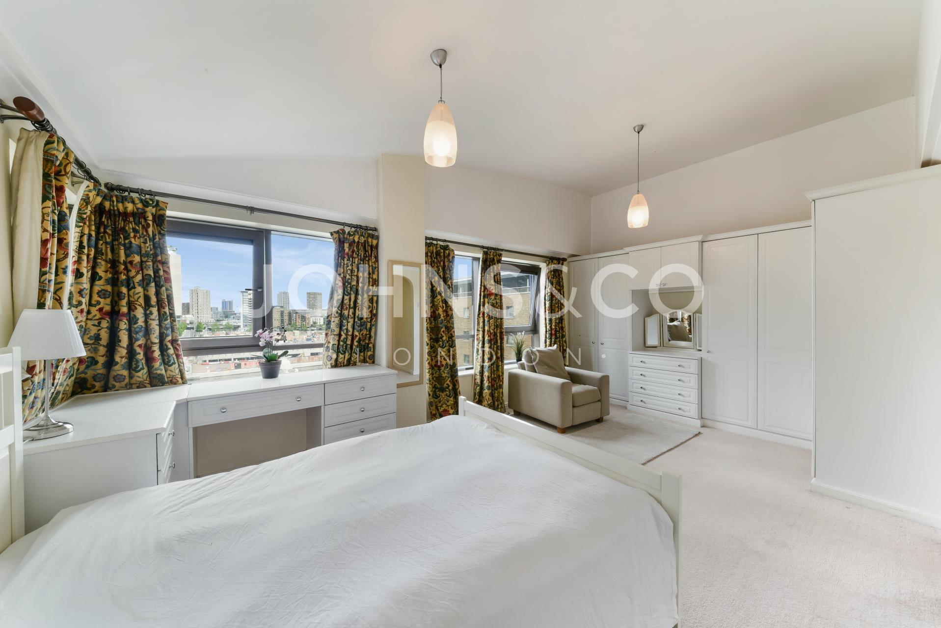 Flat Meridian Place in Greater London
