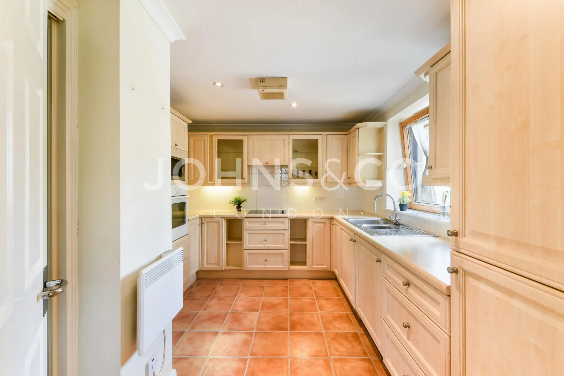 Flat Meridian Place in Greater London