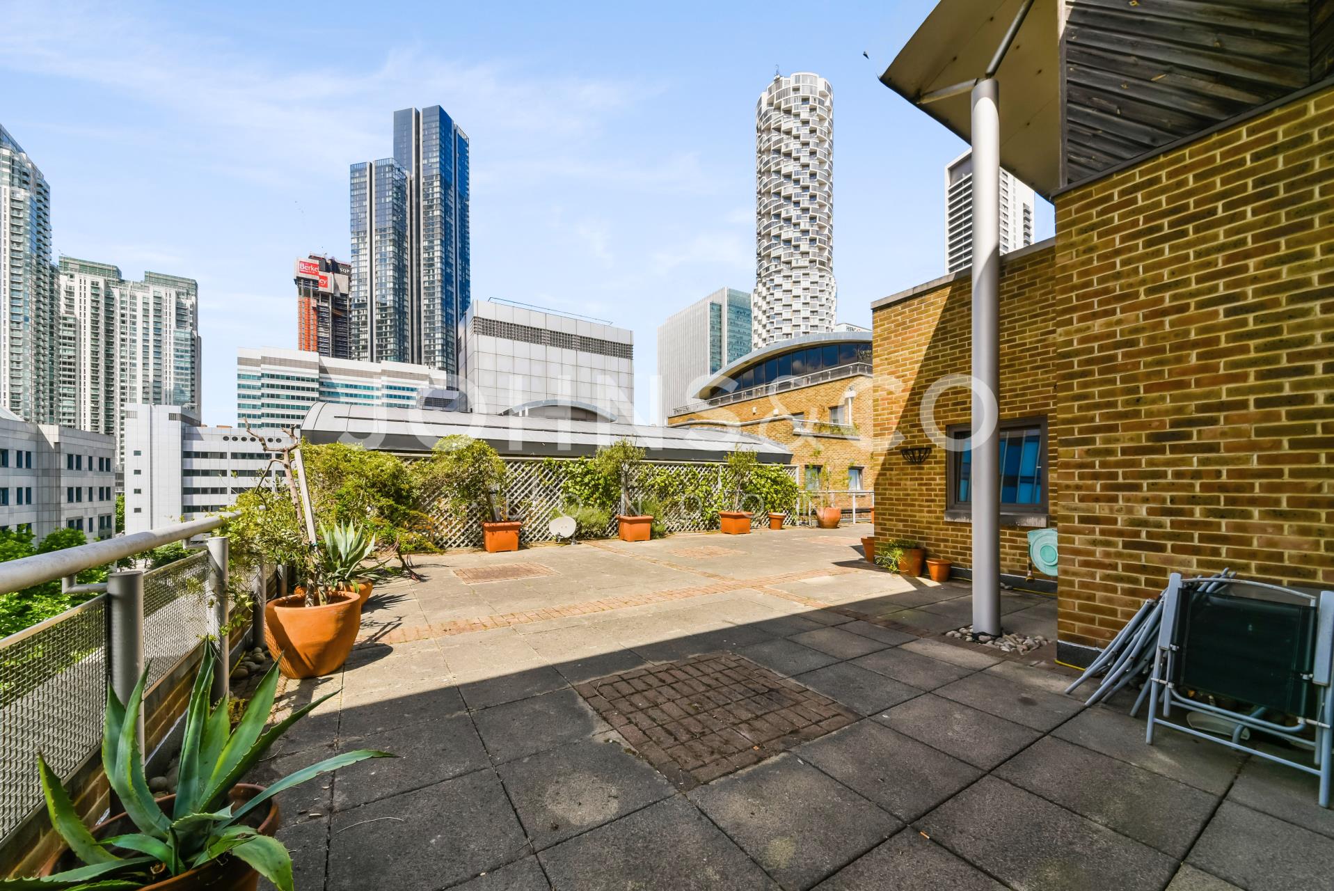 Flat Meridian Place in Greater London