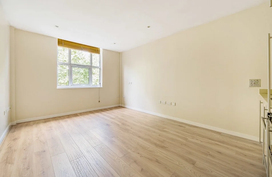 Flat Bromyard Avenue in Greater London