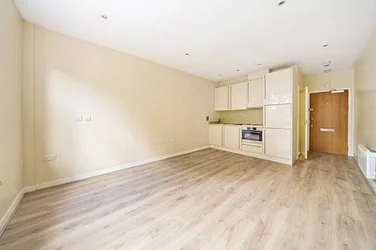 Flat Bromyard Avenue in Greater London