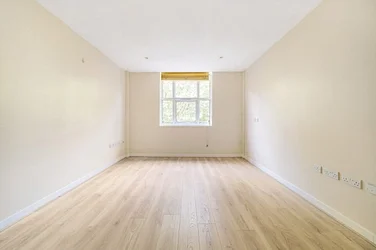 Flat Bromyard Avenue in Greater London