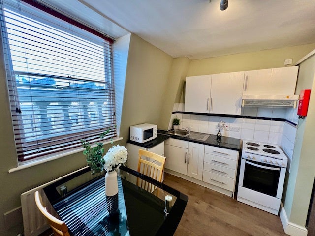 Flat Clanricarde Gardens in Greater London