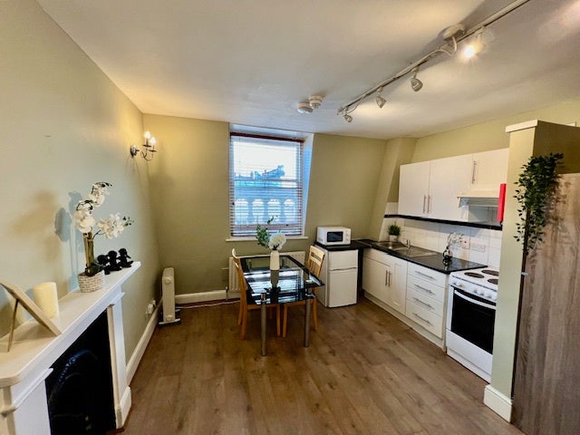 Flat Clanricarde Gardens in Greater London