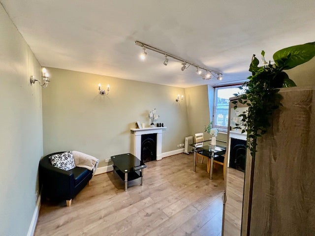 Flat Clanricarde Gardens in Greater London