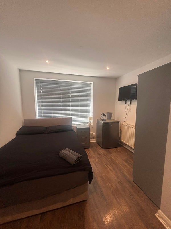 Room Denchers Plat in Crawley