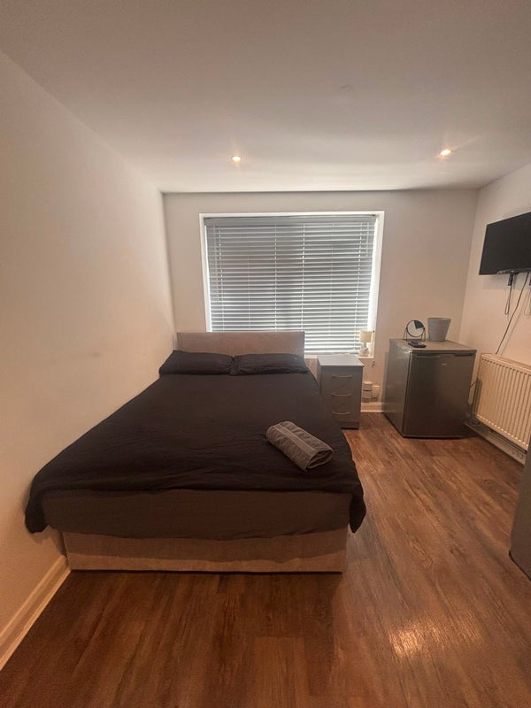 Room Denchers Plat in Crawley
