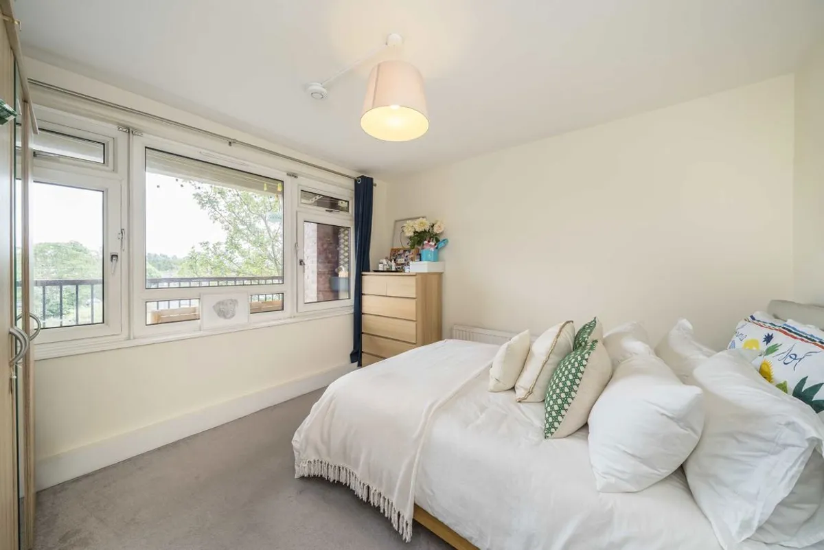 Flat Hydethorpe Road in Greater London