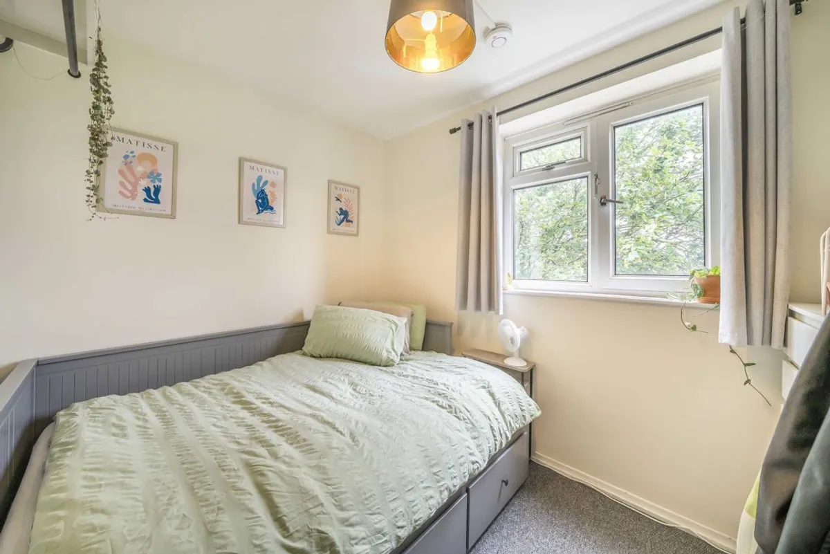 Flat Hydethorpe Road in Greater London