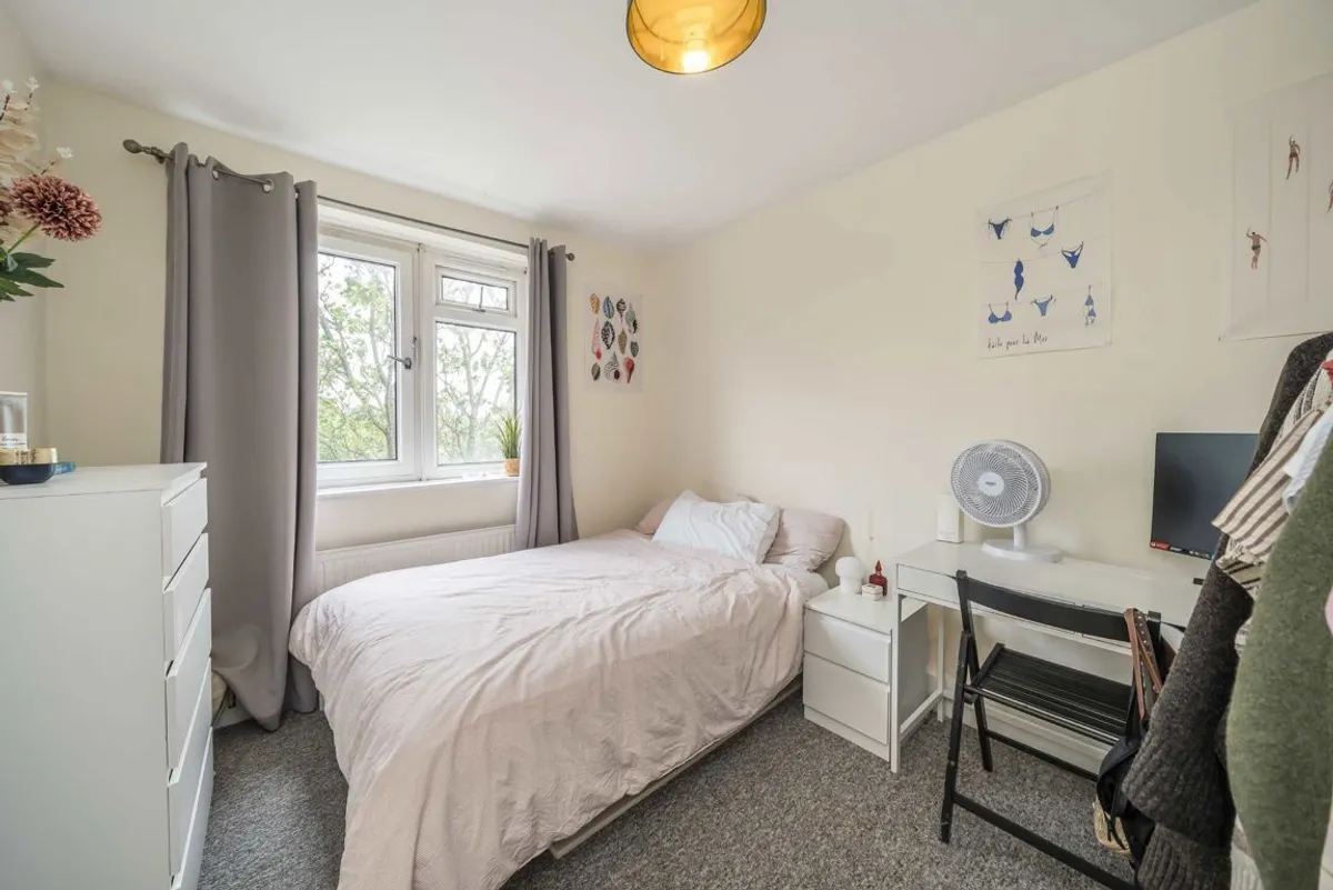 Flat Hydethorpe Road in Greater London
