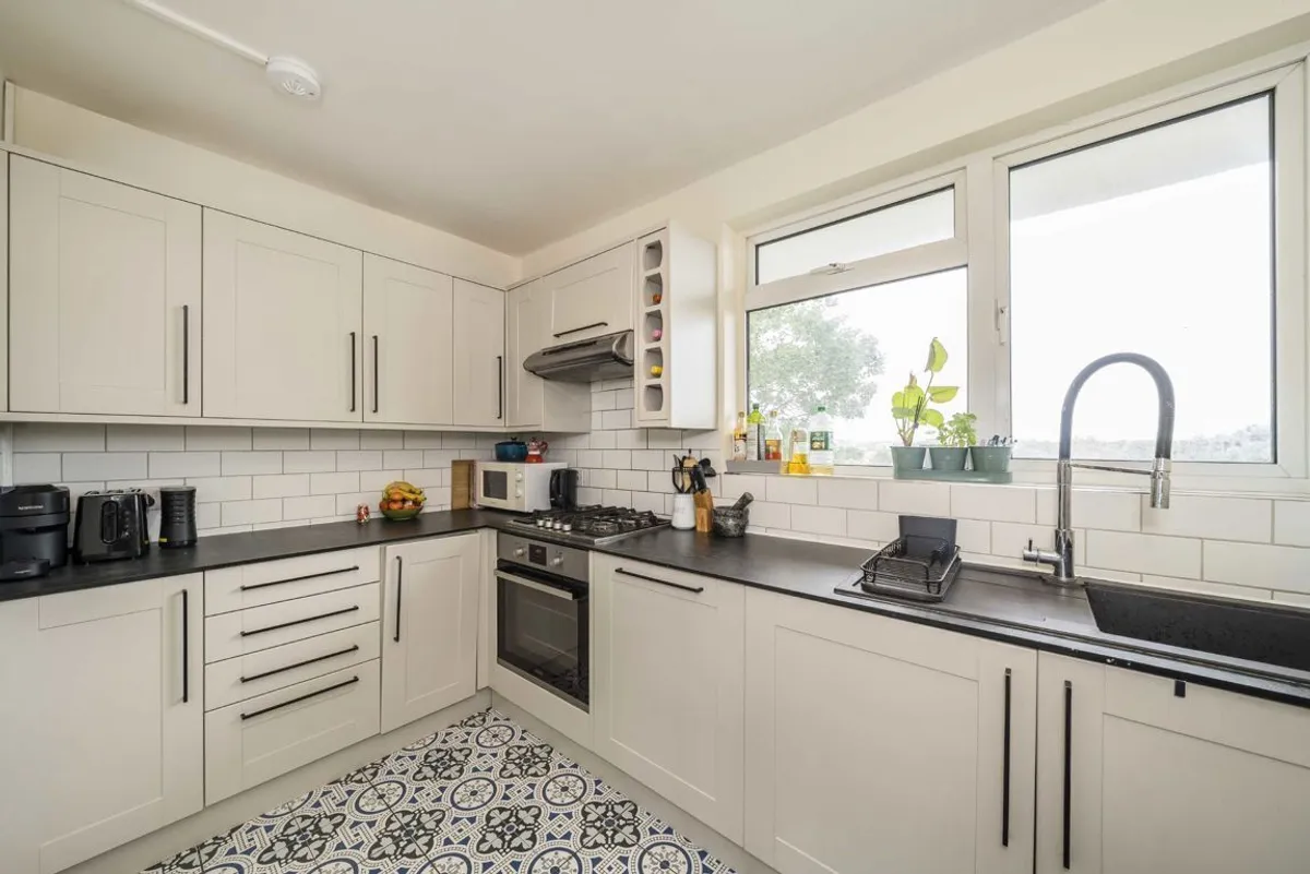 Flat Hydethorpe Road in Greater London