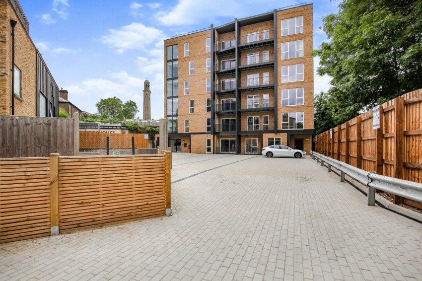 Flat Kew Bridge Road in Greater London