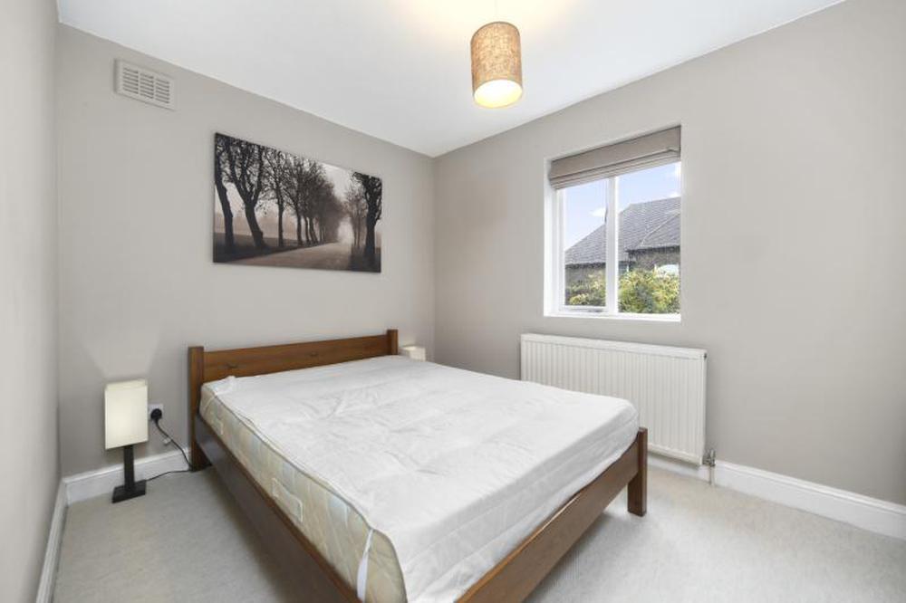Flat Kempsford Gardens in Greater London