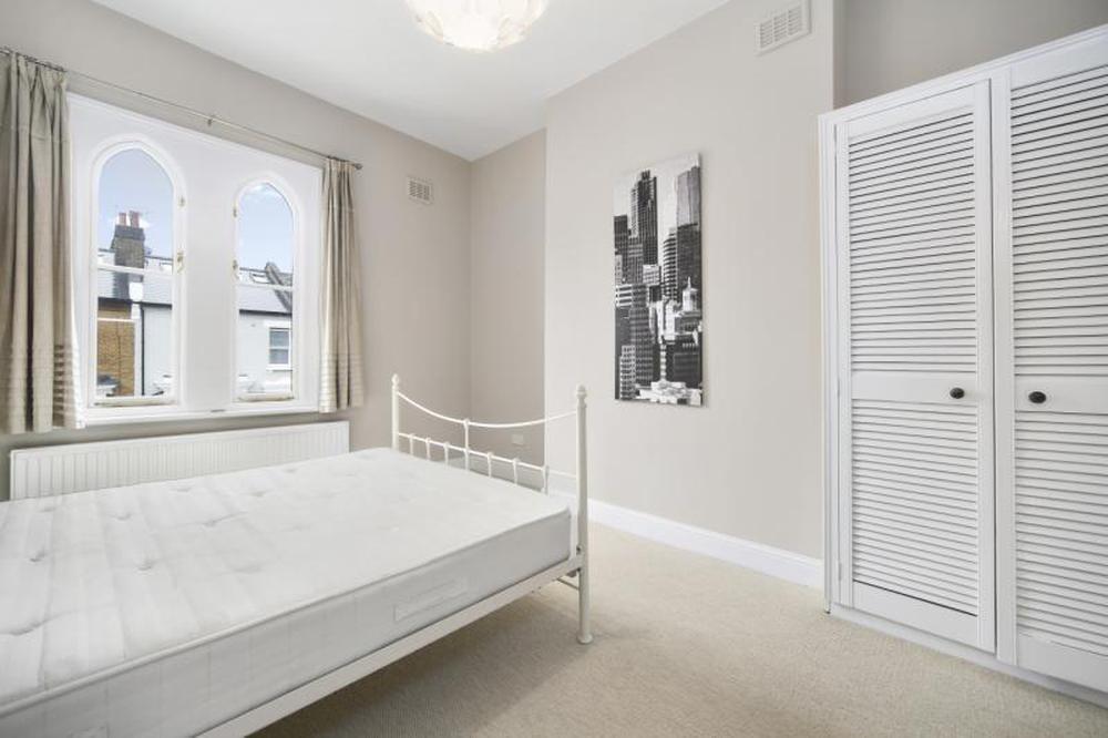 Flat Kempsford Gardens in Greater London