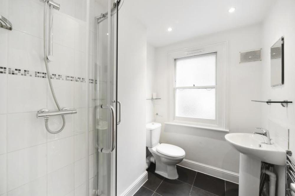 Flat Kempsford Gardens in Greater London