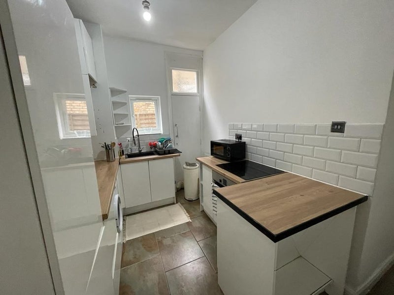 Room Mount Pleasant Road in Greater London