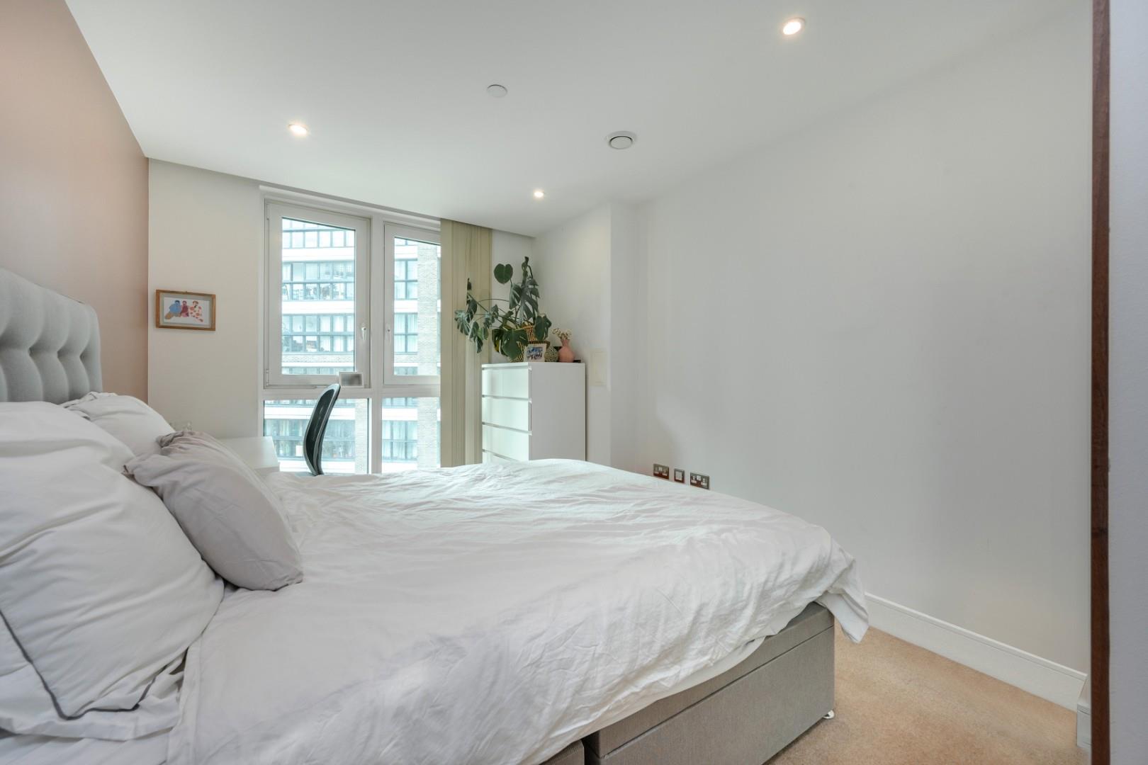 Flat Alie Street in Greater London