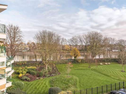 Flat Strand Drive in Greater London