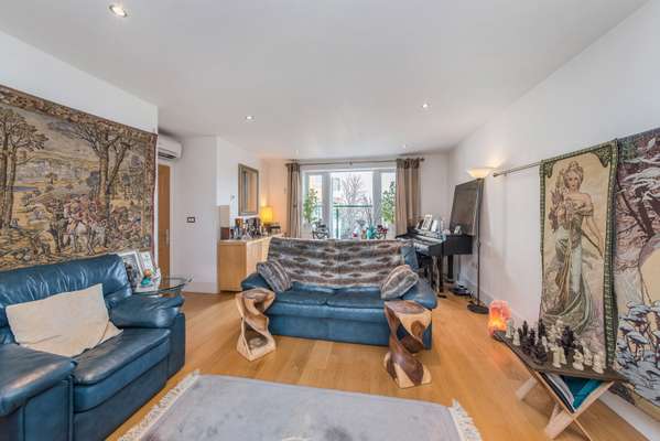 Flat Strand Drive in Greater London