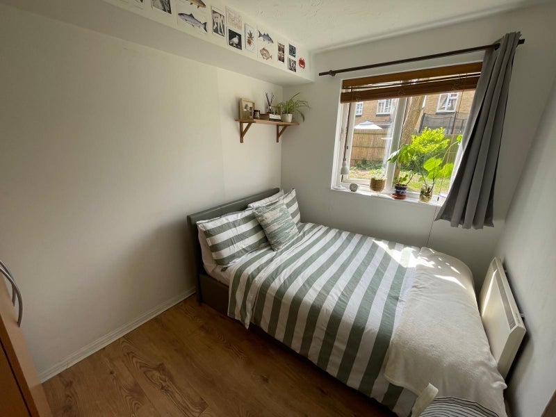 Room Sheppard Drive in Greater London