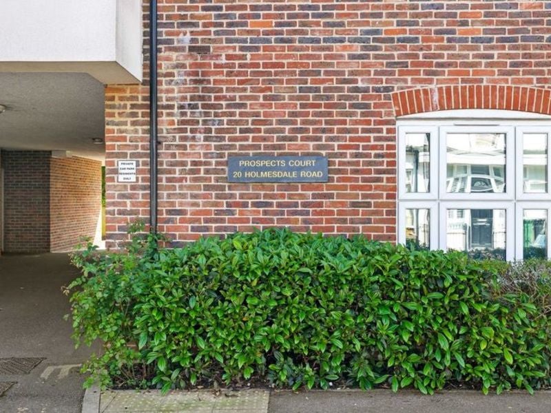 Flat Holmesdale Road in Reigate and Banstead