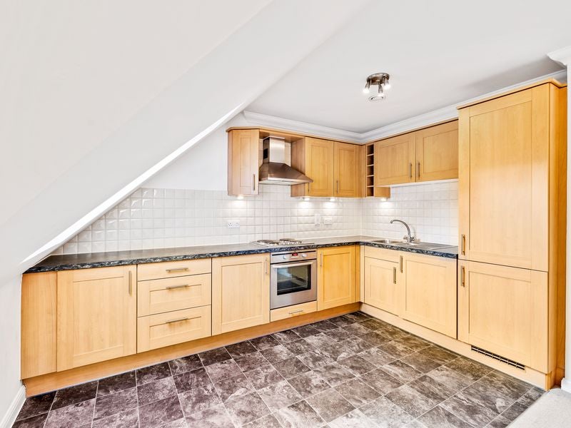 Flat Holmesdale Road in Reigate and Banstead