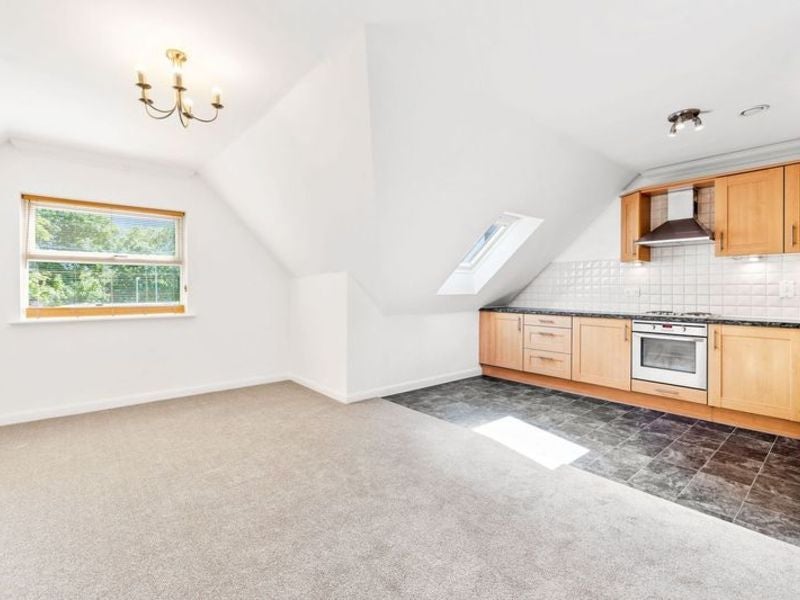 Flat Holmesdale Road in Reigate and Banstead