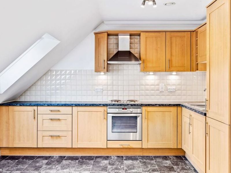 Flat Holmesdale Road in Reigate and Banstead