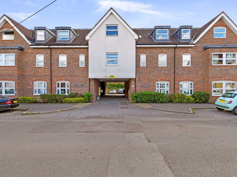 Flat Holmesdale Road in Reigate and Banstead