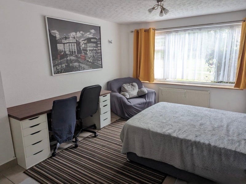 Room Langley Drive in Crawley