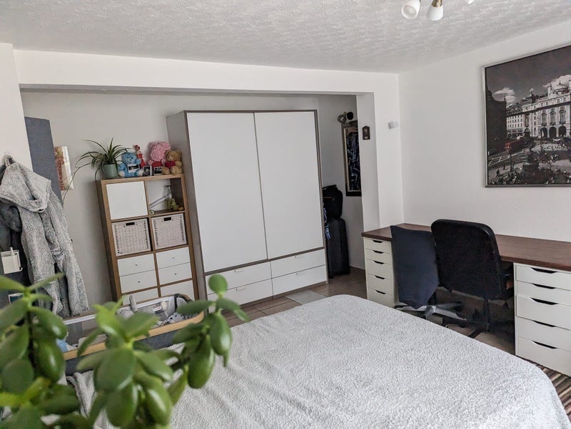 Room Langley Drive in Crawley