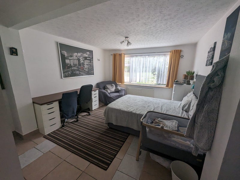 Room Langley Drive in Crawley