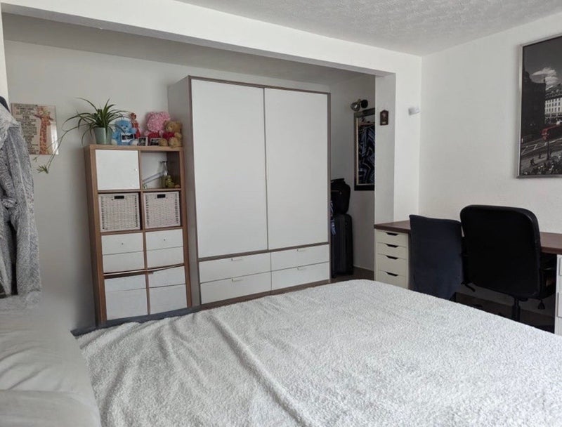 Room Langley Drive in Crawley
