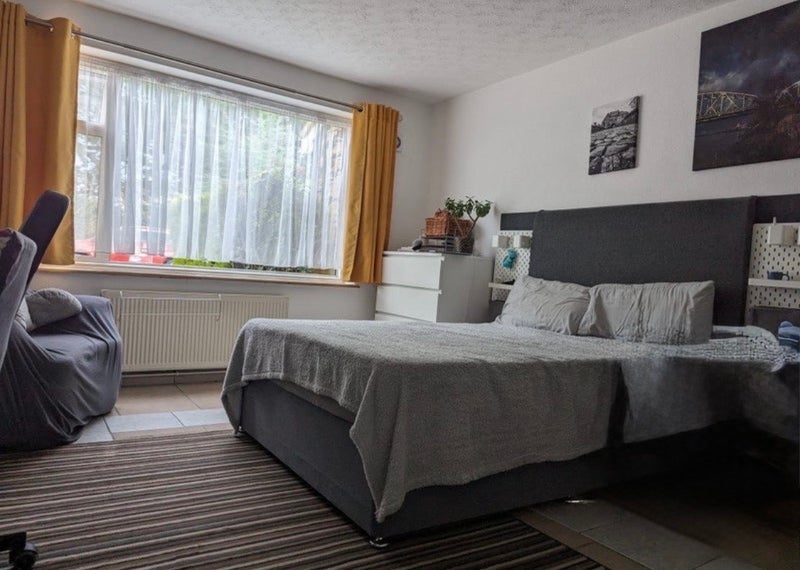Room Langley Drive in Crawley