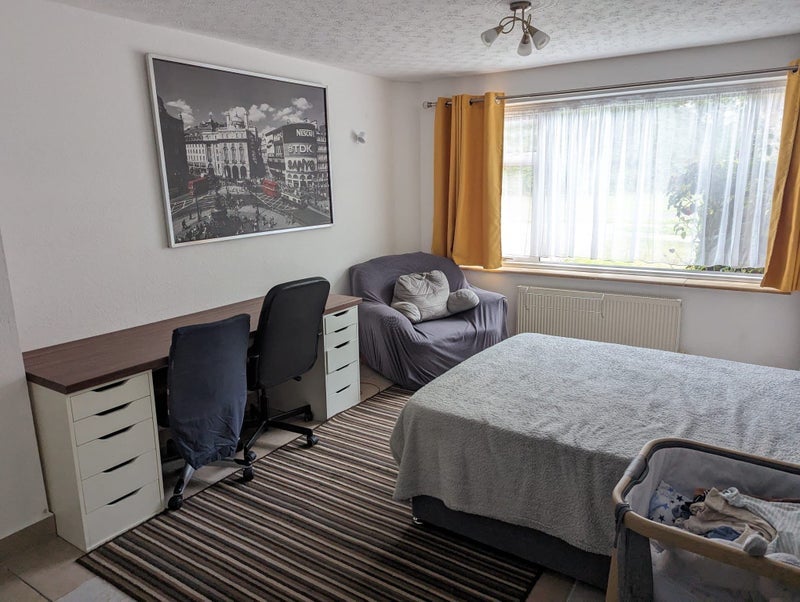 Room Langley Drive in Crawley