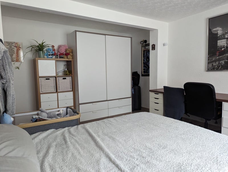 Room Langley Drive in Crawley