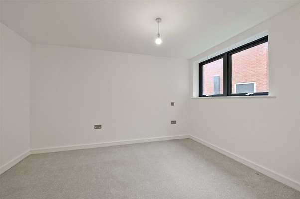 Flat Dedworth Road in Windsor