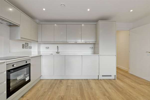 Flat Dedworth Road in Windsor