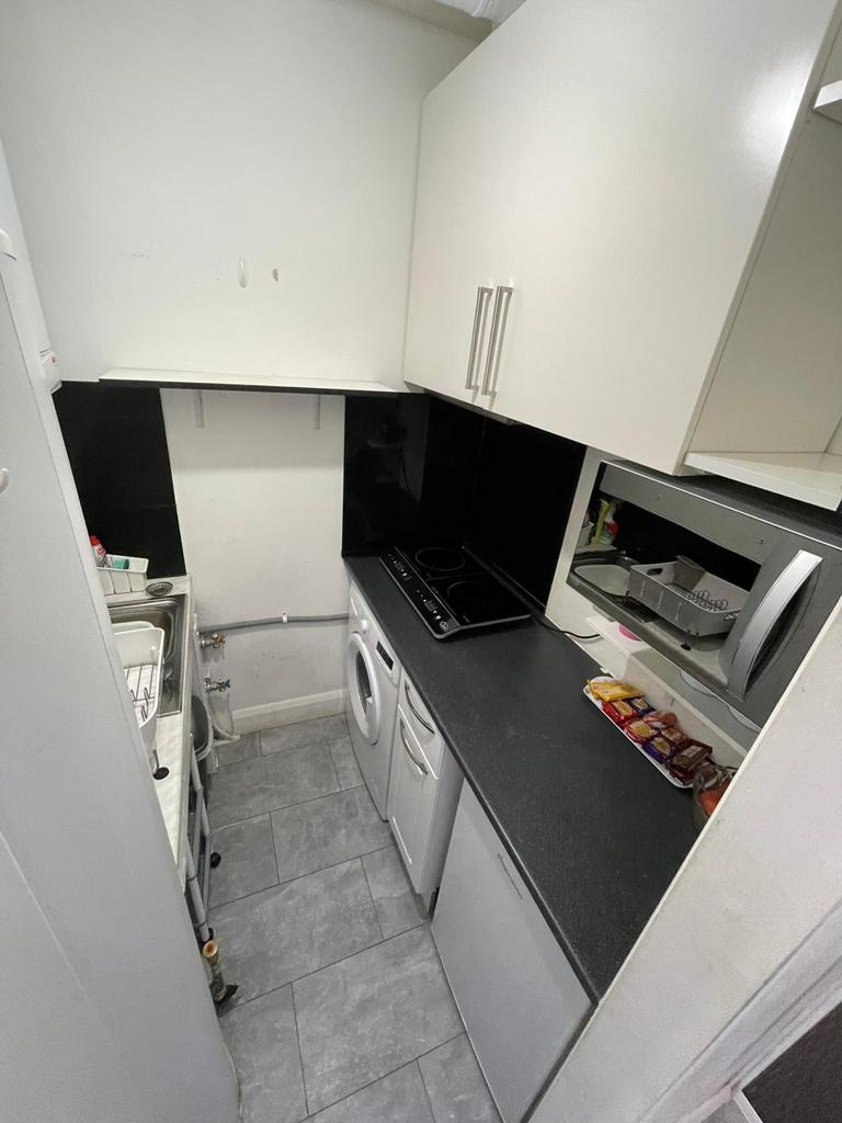 Flat Mayesford Road in Greater London