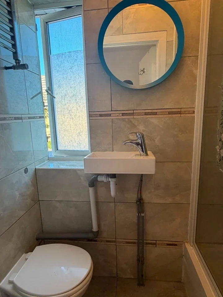 Room Mayfield Road in Greater London