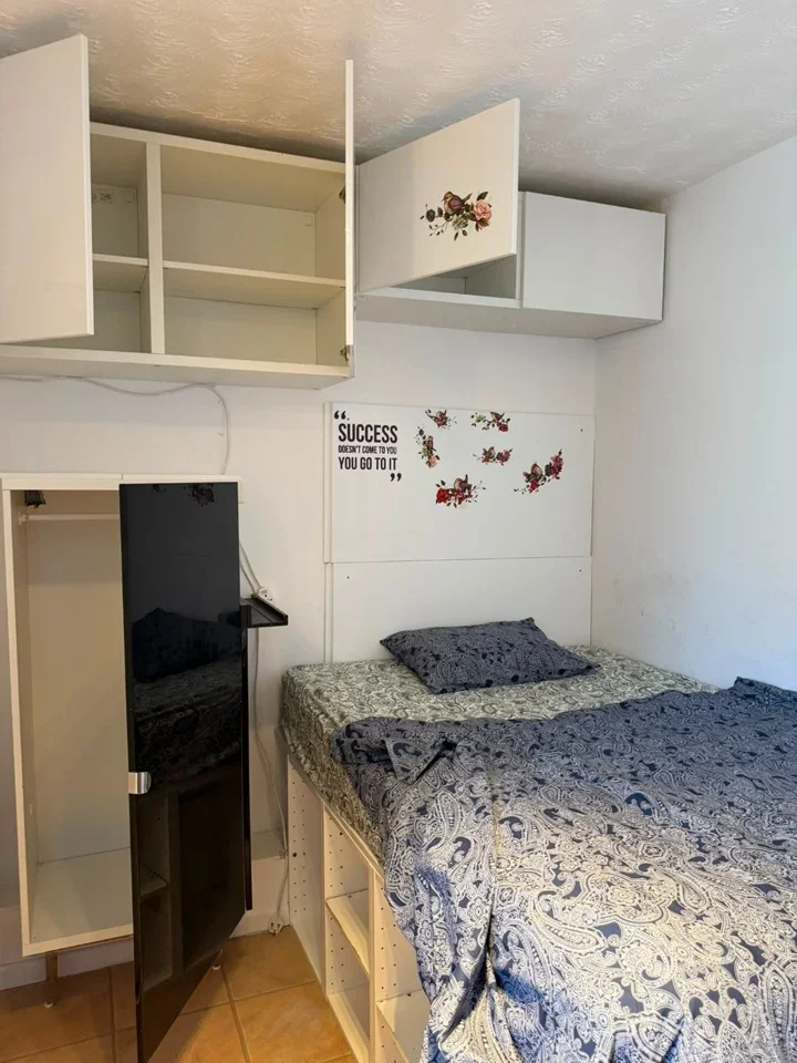 Room Mayfield Road in Greater London