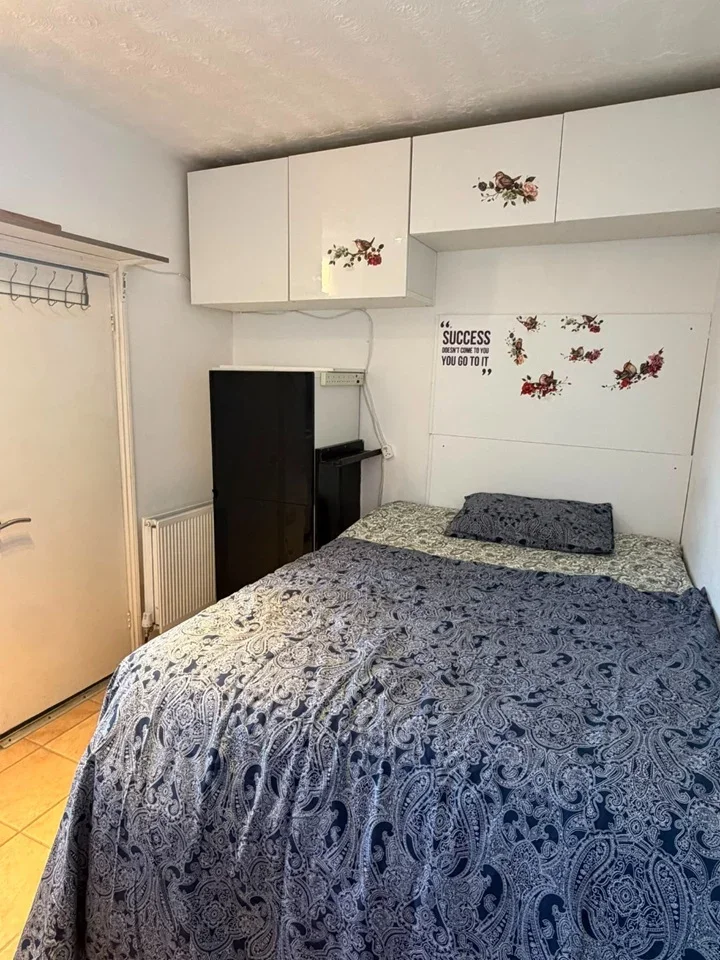 Room Mayfield Road in Greater London