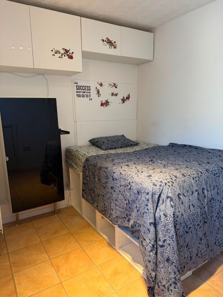 Room Mayfield Road in Greater London