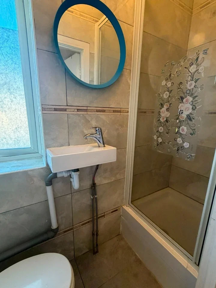 Room Mayfield Road in Greater London
