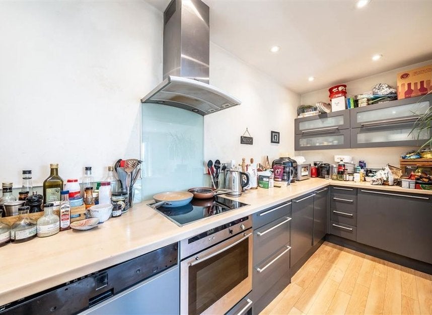 Flat Hampton Road in Greater London