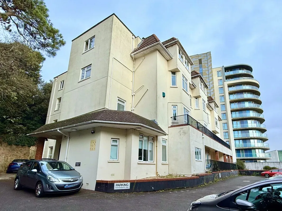 Flat Upper Terrace Road in Bournemouth