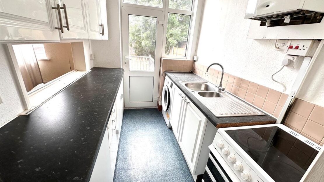 House Dellfield Crescent in Greater London
