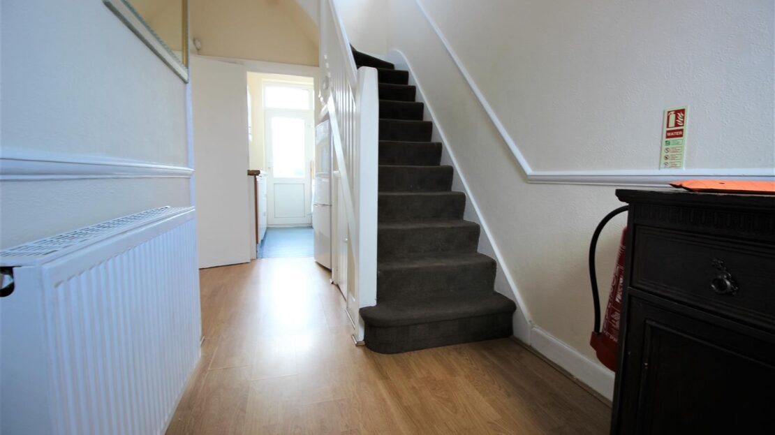 House Dellfield Crescent in Greater London
