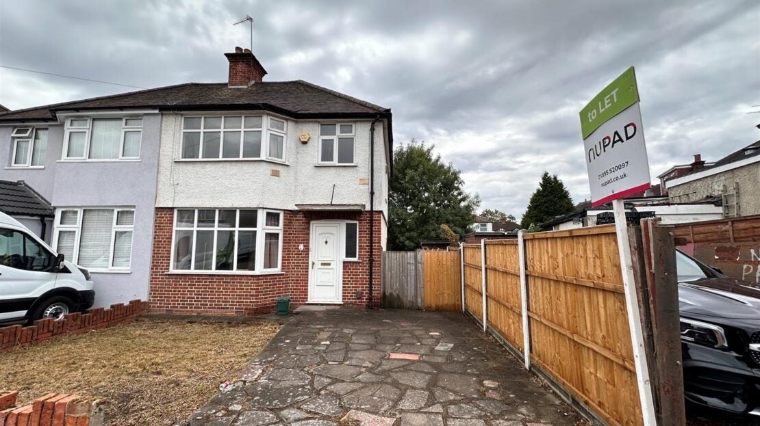 House Dellfield Crescent in Greater London